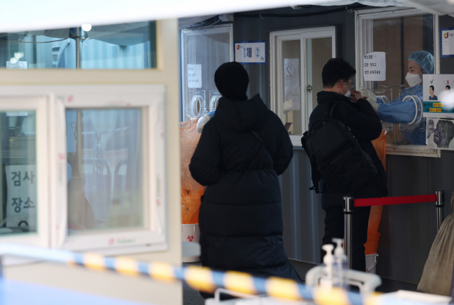 6일 오전 서울역 코로나19 임시 선별검사소를 찾은 시민들이 검사를 받고 있다. /연합뉴스