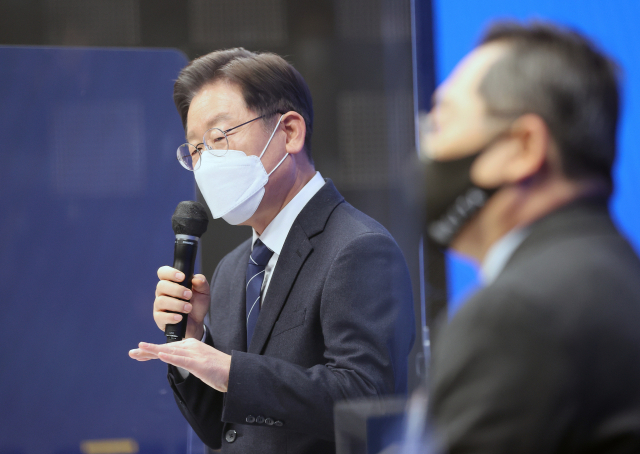 이재명 더불어민주당 대선 후보가 6일 코엑스 스튜디오159에서 열린 한국무협협회 초청 CES 2022 라이브 정책간담회에서 인사말을 하고 있다. / 권욱 기자