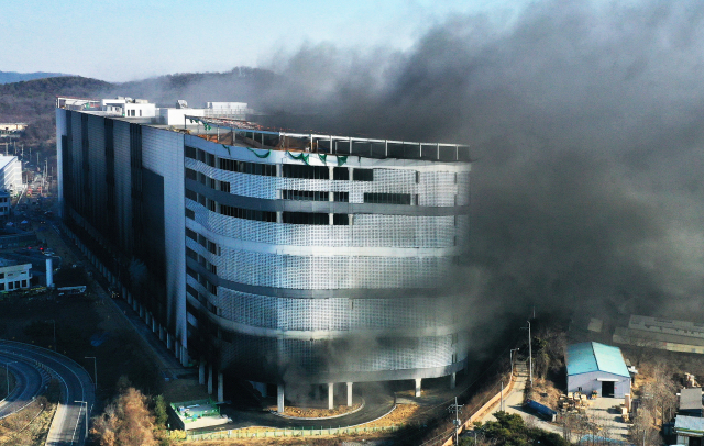 6일 경기도 평택시의 한 신축 공사현장에 화재가 발생해 연기를 내뿜고 있다.