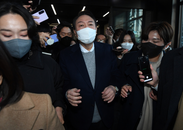 윤석열 국민의힘 대선후보가 6일 오전 서울 여의도 국민의힘 중앙당사에서 '신도시 재정비' 정책공약 발표 후 의원총회 참석을 위해 당사를 나서고 있다./권욱기자