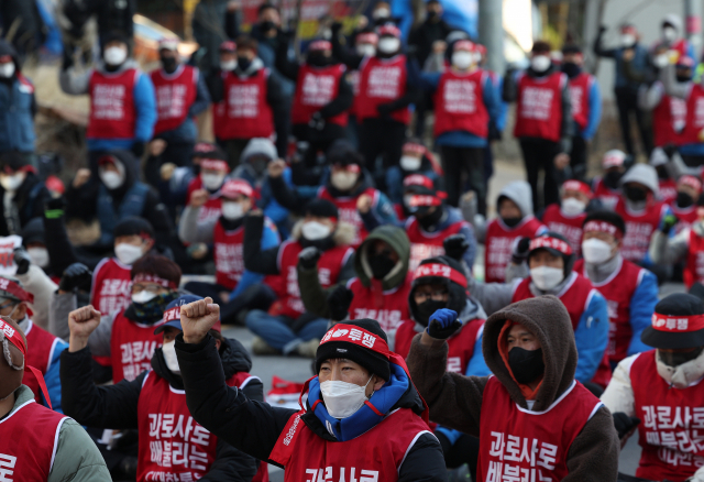 6일 서울 중구 CJ그룹 본사 앞에 모인 CJ대한통운 택배노동자들이 단식 선포 및 4차 총파업 결의대회를 하고 있다./연합뉴스