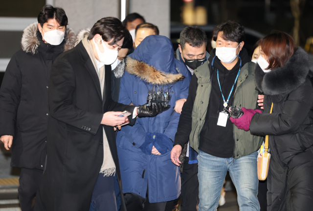 오스템임플란트 직원 이 모(45) 씨가 6일 오전 서울 강서경찰서로 들어서고 있다./연합뉴스