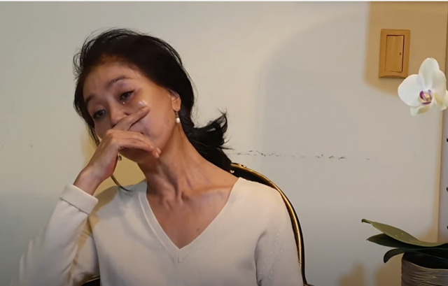 6일 올라온 영상에서 배우 김부선씨가 이재명 대선 후보에 대한 이야기를 하며 눈물을 보이고 있다. /유튜브 캡처