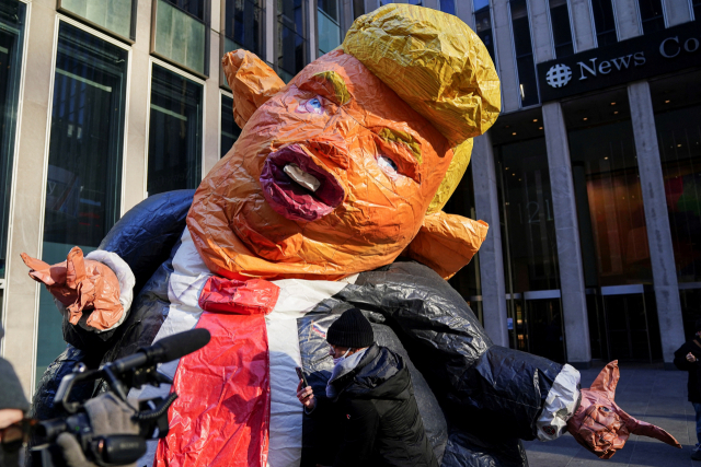 6일 미국 뉴욕에서 열린 트럼프 반대 시위에서 시위대가 트럼프 전 대통령을 쥐로 풍자한 풍선을 전시했다./로이터 연합뉴스