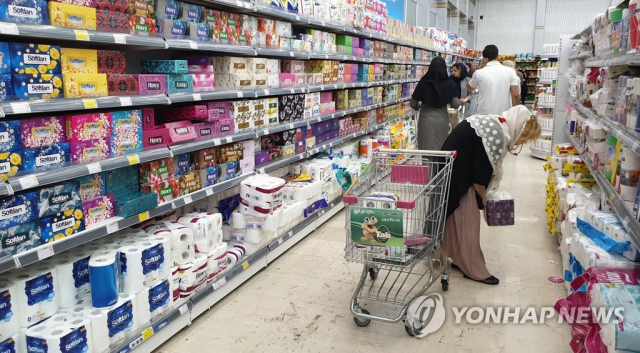 이란 테헤란 시내 대형마트 샤흐르반드에서 시민들이 장을 보고 있다./연합뉴스