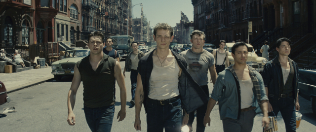리더 리프를 선두로 뉴욕의 거리를 배회하는 제트파 갱들. /사진 제공=20th Century Studios
