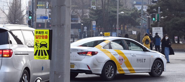 지난 2일 서울 서대문구 독립문사거리에서 우회전 차량들이 멈춰서 있다. /서울경제DB
