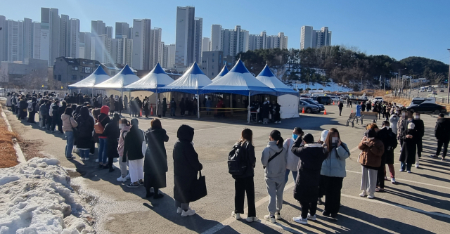 6일 강원 강릉시 한 선별진료소에 초등학교 확진자와 관련된 학생과 학부모들이 코로나19 검사를 받기 위해 차례를 기다리고 있다./연합뉴스