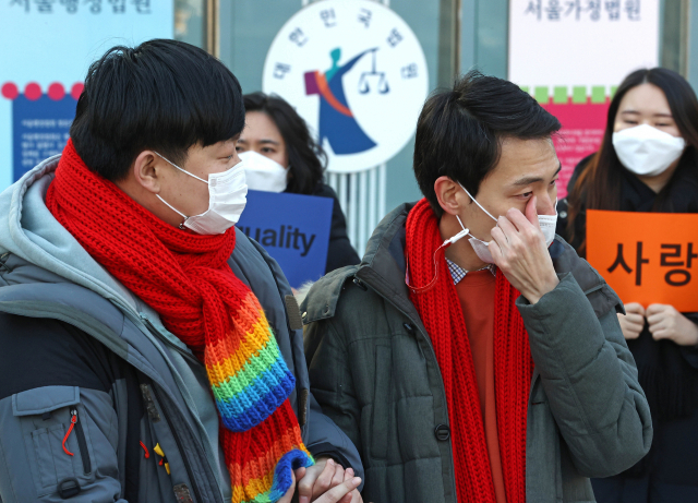 성소수자 부부 소성욱, 김용민 씨가 7일 오후 서울 서초구 서울행정법원에서 열린 건강보험 피부양자 자격인정 소송 1심 선고를 마친 뒤 기자회견을 하고 있다. /연합뉴스