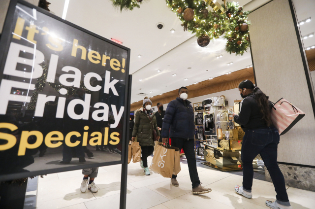 지난해 11월 27일(현지 시간) 미국 뉴욕주 헤럴드스퀘어의 메이시스백화점에서 블랙프라이데이를 맞아 사람들이 쇼핑을 하고 있다./신화연합뉴스