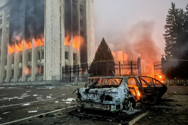 5일(현지시간) 시위가 격화한 카자흐스탄 알마티 시청 앞에서 자동차가 불에 타고 있다./타스연합뉴스
