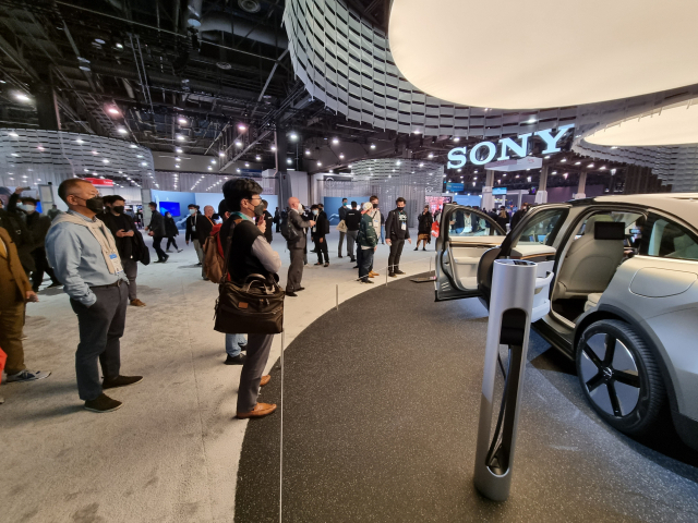 정의선 현대자동차그룹 회장이 지난 5일(현지시간) 미국 라스베이거스에서 열린 CES 2022에서 소니(Sony)가 공개한 전기차 'Vision S 01'을 바라보고 있다./사진=윤민혁기자