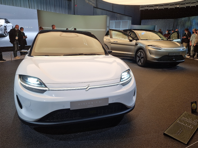 현지 시간 6일 미국 라스베이거스에서 열린 CES 2022에 전시된 소니의 전기차 컨셉트카 Vision S01(왼쪽)과 Vision S02./사진=김인엽기자
