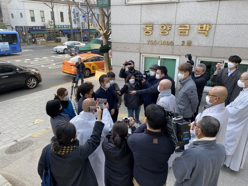 더불어민주당 정청래 의원이 지난해 11월25일 서울 조계사를 찾아다가 종단 측으로부터 출입을 거부당하고 있다./사진제공=조계종