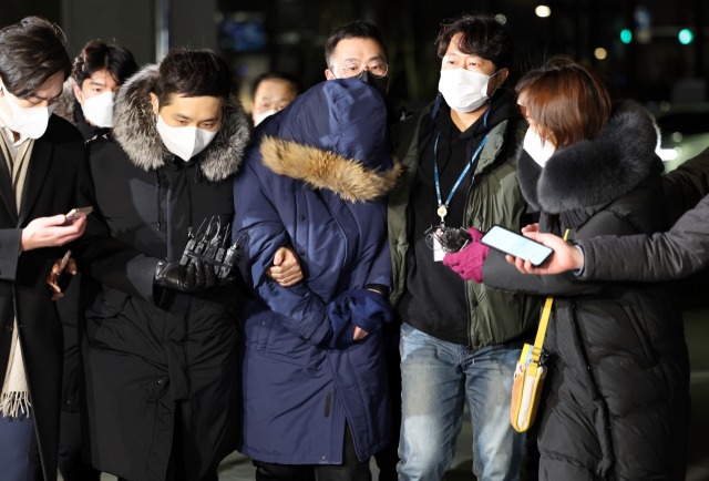 경찰은 회삿돈 빼돌린 혐의를 받는 오스템임플란트 직원 이 모(45) 씨를 5일 검거했다고 밝혔다. 사진은 이 모 씨가 6일 오전 서울 강서경찰서로 들어서는 모습./사진=연합뉴스