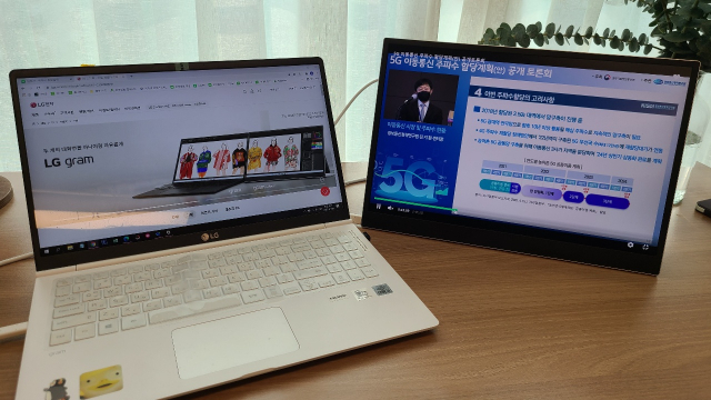 LG 그램+view로 온라인 간담회 영상을 띄어놓고 노트북으로 다른 작업을 할 수 있다./노현섭 기자