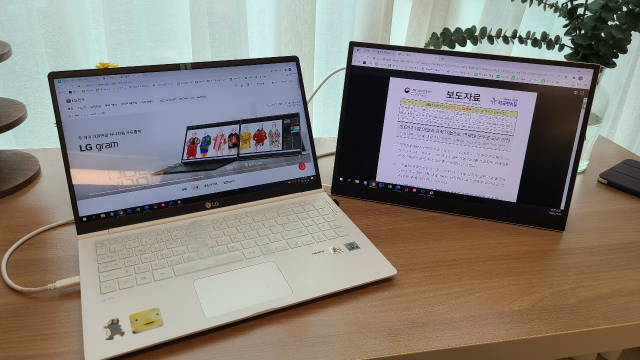 LG 그램+view에 각종 문서를 띄어놓은채 노트북으로 다른 작업을 하는 모습/노현섭 기자