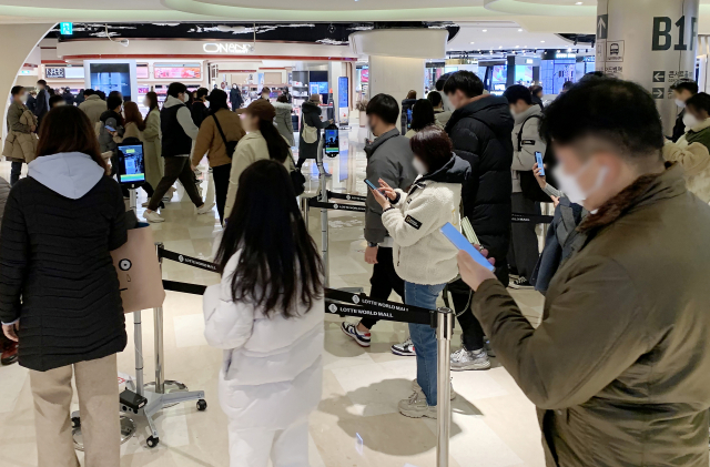 사진은 9일 서울의 한 백화점 출입구에서 출입 인증을 하는 시민들./연합뉴스