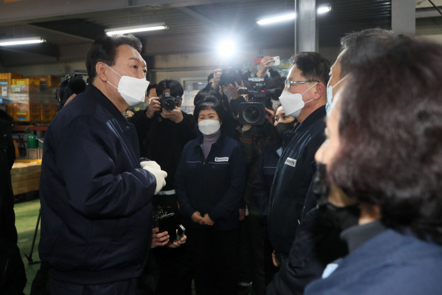 윤석열 국민의힘 대선 후보가 10일 오전 인천 남동구 경우정밀에서 중소기업 경영 및 근로환경 개선 현장 방문을 하며 경우정밀 직원들과 대화를 나누고 있다./권욱 기자