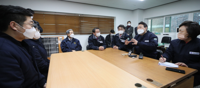 윤석열 국민의힘 대선 후보가 10일 오전 인천 남동구 경우정밀에서 중소기업 경영 및 근로환경 개선 현장 방문을 하며 박진수 경우정밀 대표이사와 대화를 나누고 있다./권욱 기자