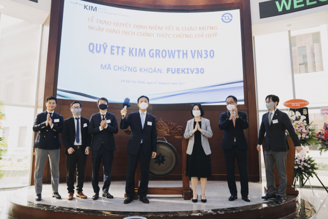 윤항진 한국투자신탁운용 베트남법인장(가운데)과 관계자들이 지난 7일 베트남 호치민거래소에서 열린 'KIM VN30 ETF' 상장식에서 기념 촬영을 하고 있다. /사진=한국투자신탁운용