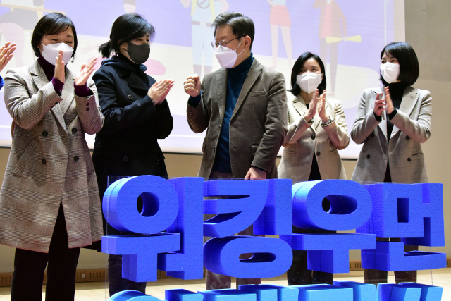 이재명(가운데) 더불어민주당 대선 후보가 10일 서울 동작구 대방동 스페이스살림에서 열린 ‘일하는 여성을 위한 스타트업 대표 간담회’에서 참석자들과 인사하고 있다. /권욱 기자