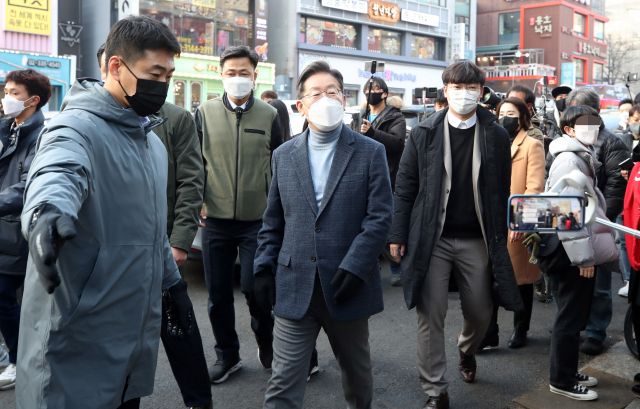 이재명 더불어민주당 대선 후보가 9일 오후 서울 마포구 홍대 거리에서 시민들을 만나고 있다./권욱 기자