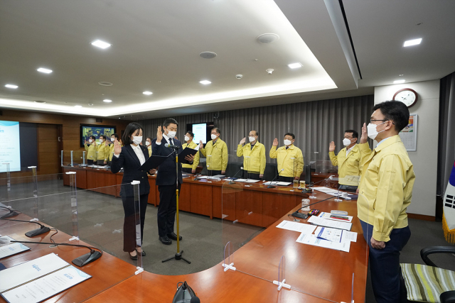 한국철도(코레일) 임직원이 나희승(오른쪽 첫번째) 코레일 사장에게 윤리실천을 다짐하고 있다. 사진제공=한국철도