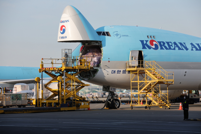 인천국제공항 대한항공 화물터미널에는 프랑크푸르트행 KE-529편 화물기에 수출 화물이 선적되고 있다. /연합뉴스