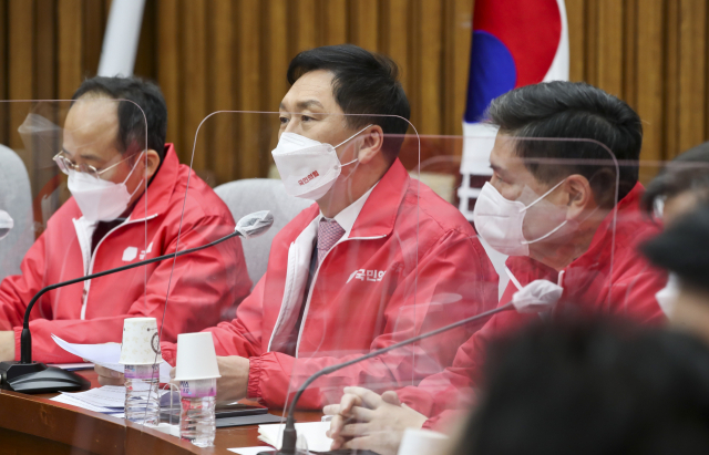 野, 대장동·공수처로 對與 공세 고삐 “토론하자니 뒤꽁무니”(종합)