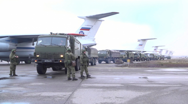 카자흐스탄 최대 도시 알마티의 국제공항에 9일(현지시간) 러시아 평화유지군과 차량이 도착해 있다./알마티=로이터연합뉴스