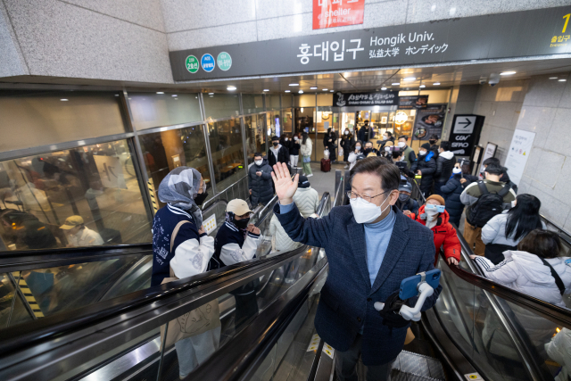 이재명 더불어민주당 대선 후보가 9일 오후 지하철을 타고 홍대입구역에 도착해 역을 나서며 시민들에게 인사하고 있다. /더불어민주당 선대위 제공