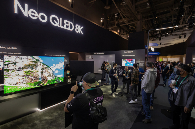 미국 라스베이거스에서 열린 CES2022를 방문한 관람객들이 삼성전자 전시관에서 'Neo QLED 8K' 제품을 경험하고 있다. /삼성전자