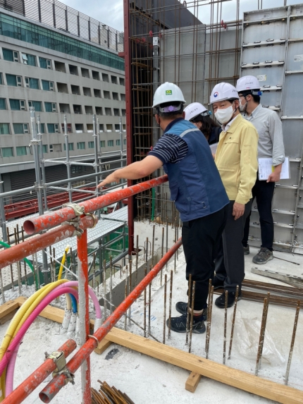 안경덕 (왼쪽 두번째) 고용노동부 장관이 지난 10월 서울의 한 재개발 사업 공사장에서 시설물 점검을 하고 있다./사진 제공=고용노동부