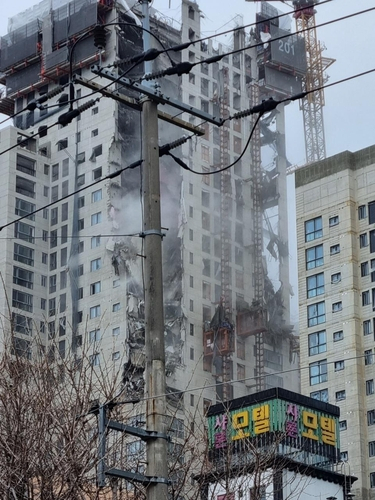 11일 오후 광주 서구 화정동 한 아파트 신축 공사 현장에서 외벽이 붕괴하는 사고가 발생했다. /사진=연합뉴스