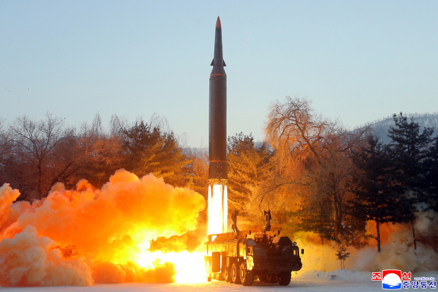 북한이 지난 5일 자강도 일대에서 극초음속 미사일을 시험 발사하는 모습. 엿새 뒤인 11일에도 미사일을 쏘아 올려 극초음속 대역인 마하10의 비행 속도를 실증했다. /조선중앙통신·연합뉴스