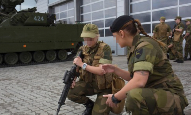 총기 훈련중인 노르웨이 여군들의 모습이다. /AFP연합뉴스