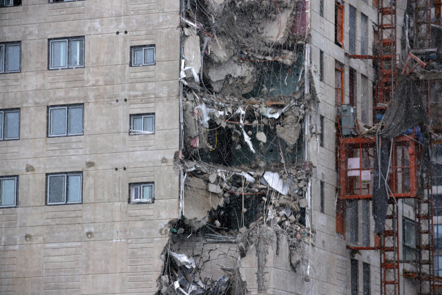 11일 오후 4시께 광주 서구 화정동에서 신축 공사 중인 고층아파트의 외벽이 무너져내렸다./연합뉴스
