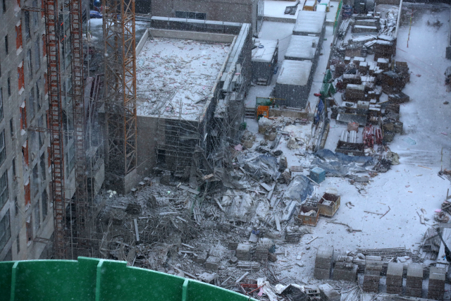 11일 오후 4시께 광주 서구 화정동에서 신축 공사 중인 고층아파트의 외벽이 무너져내렸다. /연합뉴스