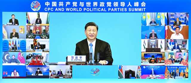 지난해 6월 시진핑 주석이 화상으로 ‘중국 공산당과 세계 정당 연석회의’를 주재하고 있다 시진핑은 2020년 코로나19 발병이후 2년째 해외순방을 안하고 있다. /신화연합뉴스