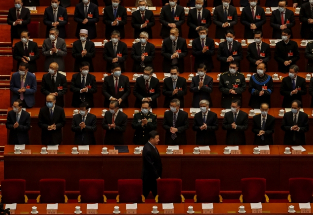 시진핑(아래) 중국 국가주석이 2021년 3월 4일 베이징 인민대회당에서 열린 양회(전국인민정치협상회의) 개막식에 참석하기 위해 회의장에 들어서고 있다. /EPA연합뉴스