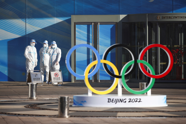 지난해 12월 30일 중국 베이징의 올림픽 경기장 앞에서 방역 요원들이 코로나19 상황 대처 훈련을 진행 중이다. /로이터연합뉴스
