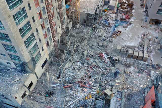 광주 신축 아파트 붕괴 현장에 12일 건축 잔해가 놓여있다. /연합뉴스