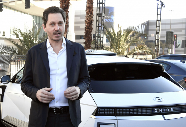 현대자동차와 앱티브의 합작사인 모셔널의 칼 이아그넴마 최고경영자(CEO)가 아이오닉5 로보택시 옆에 서 있다./사진제공=현대차
