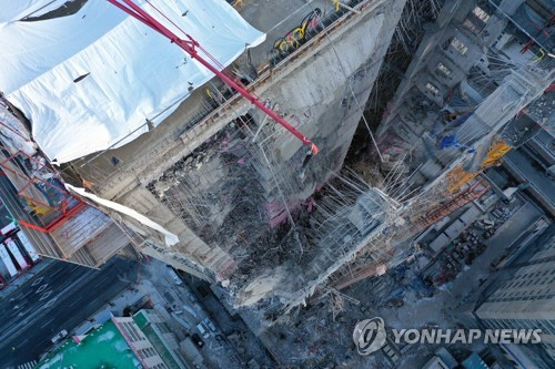 광주 서구 화정현대아이파크 주상복합아파트 구조물 붕괴 이틀째를 맞은 12일 당국은 안전진단을 거쳐 실종자 수색 재개를 결정하기로 했다. 신축 공사 중인 이 아파트의 1개 동 옥상에서 전날 콘크리트 타설 중 28∼34층 외벽과 내부 구조물이 붕괴하면서 작업자 6명이 실종됐다. 사진은 이날 오전 사고 현장의 모습. /사진=연합뉴스