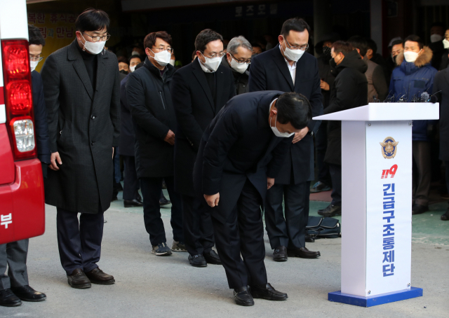 HDC현대산업개발 유병규 대표이사 등 임직원들이 12일 오전 광주 서구 화정동 신축 아파트 외벽 붕괴 사고 현장 부근에서 사과문을 발표한 뒤 고개 숙이고 있다. /연합뉴스