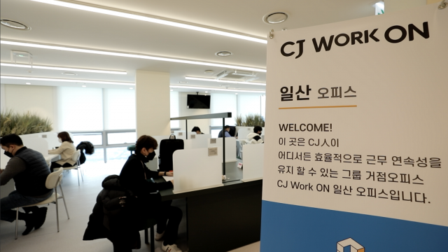 CJ그룹 임직원들이 거점 오피스 CJ Work ON 일산에서 근무하고 있다. /사진 제공=CJ그룹