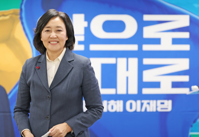 박영선 더불어민주당 선대위 디지털대전환위원장이 지난 6일 오후 서울 여의도 당사에서 연합뉴스와 인터뷰 전 포즈를 취하고 있다. /연합뉴스