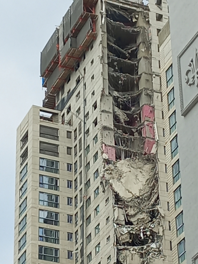 '험하게 짓던 아파트…사고 전부터 자재 던진다는 민원도'