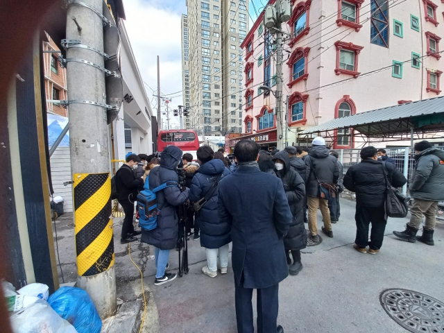 12일 광주 화정현대아이파트 사고 현장 앞에는 실종 가족과 취재진들이 구조 소식을 기다리고 있다./양종곤 기자